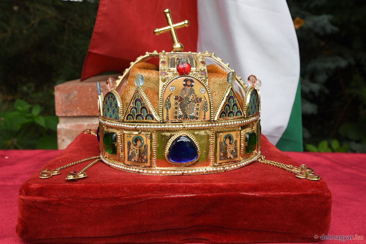 korona, Szent Korona, uralkodási jelképek